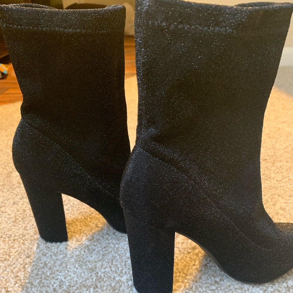 Black sparkly heel booties 💎